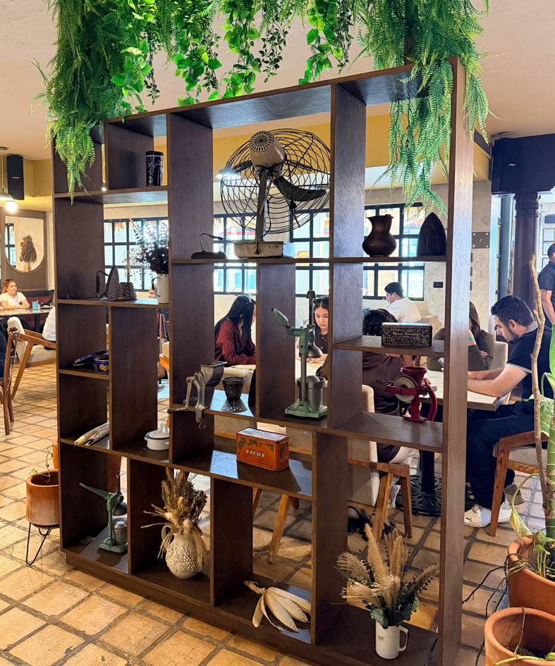 Ambiente real de Comedor Amelia con comensales
